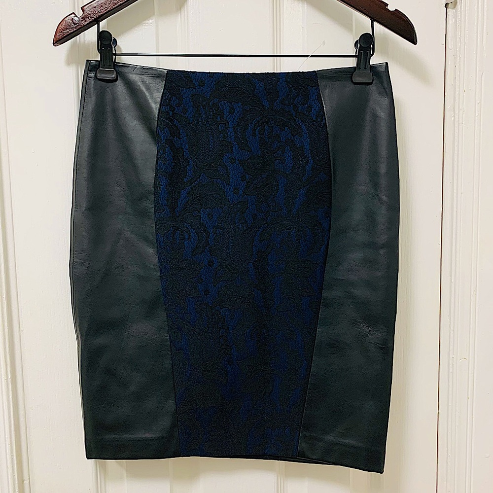 Beautiful T Tahari skirt 💙🖤 size 2